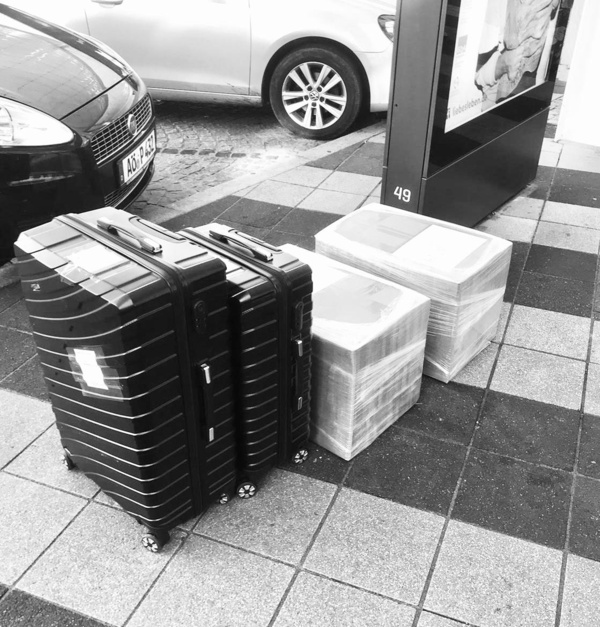 Zwei Koffer und zwei Pakete voller Insulin und Zubehör