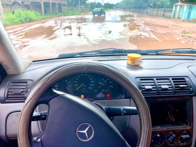 schlechte Straßen in Gambia