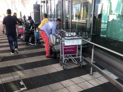 Dr. Bouché holt einen Gepäckwagen